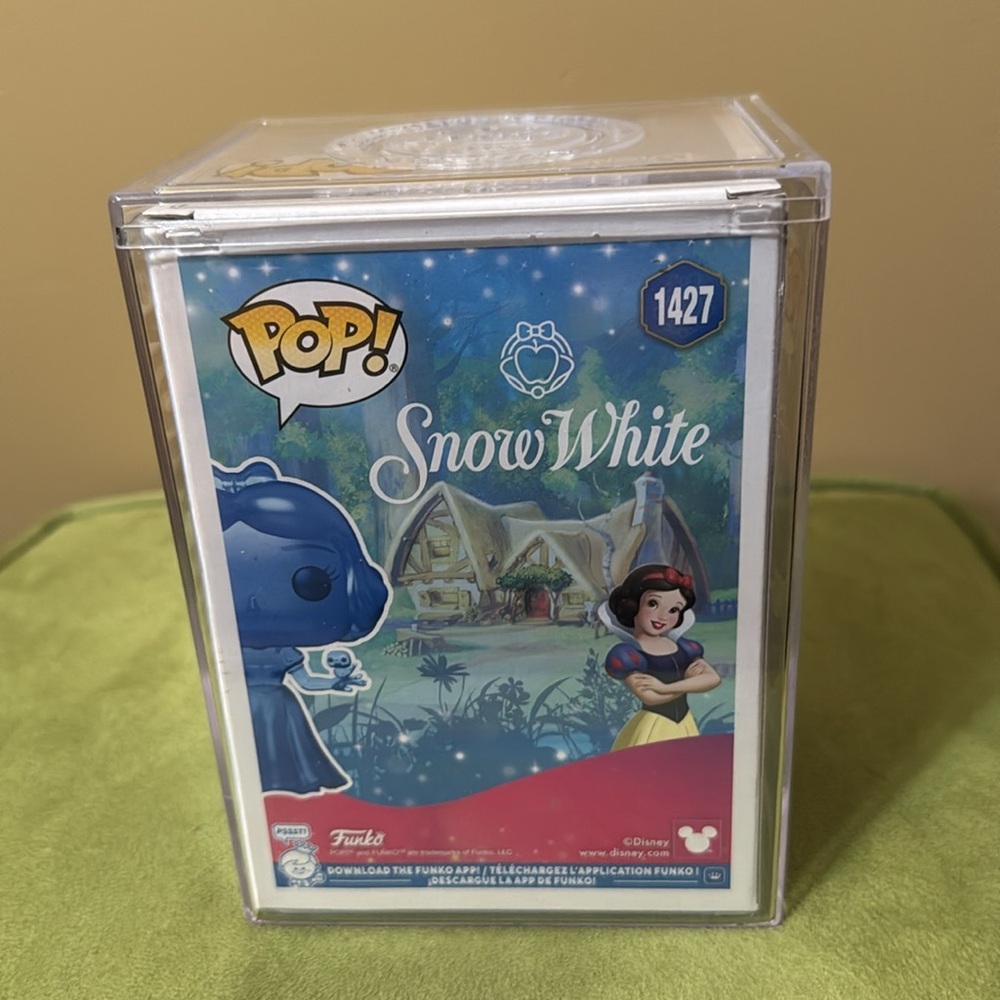 FUNKO POP! SNOW WHITE (TRANSLUCENT BLUE) (GLOW) WITH POP! PROTECTOR - Picture 7 of 10